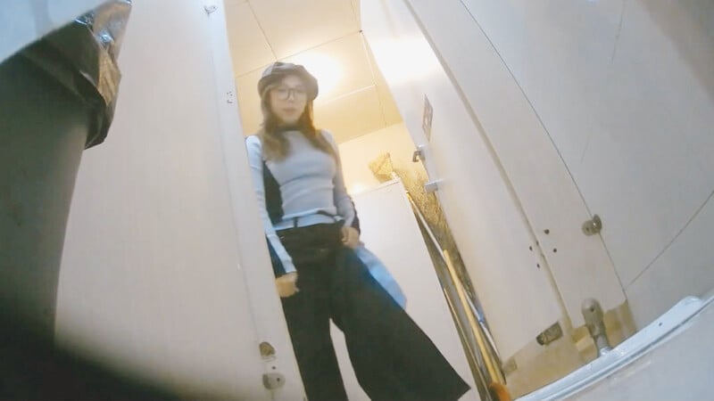 大神潜入KTV女厕女厕全景偷拍多位美女还有一位在里面打跑的情侣 配图12