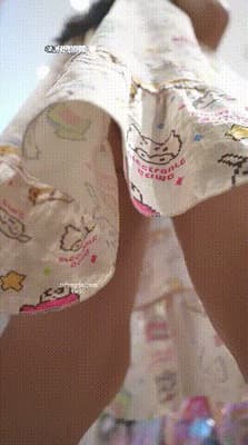 商场偶遇卡通长裙素颜小姐姐，闷骚无内直出光洁白虎嫩逼超诱人-老宋论坛