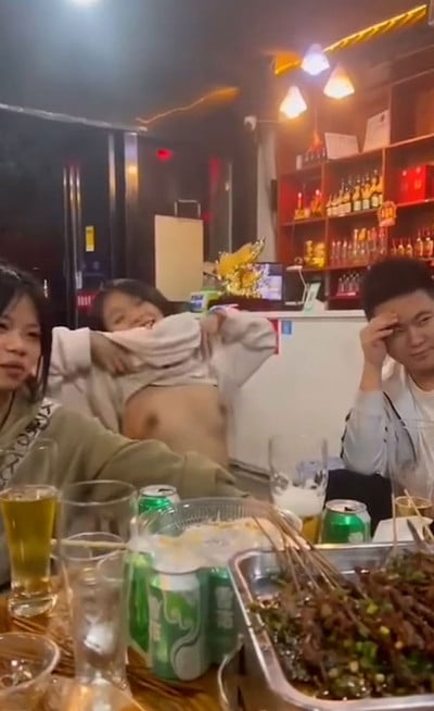 凯里反差骚货酒桌发浪在异性起哄下撩衣露奶妖娆骚舞吊带滑落露点 现场画面淫俗不堪！ 配图2