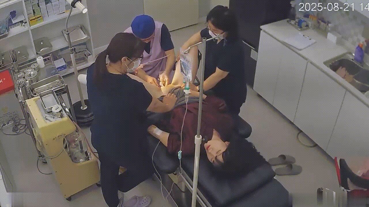 黑客破解医院手术室监控偷拍几个颜值美女做流产手术抱着小熊解压 配图8