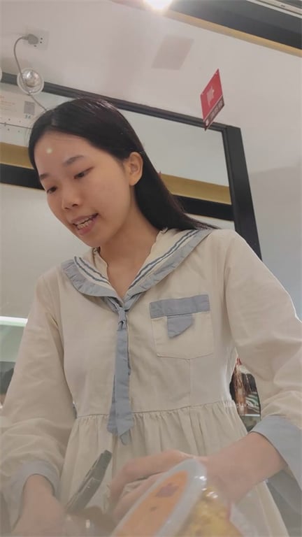 爆推【商场极品抄底】偶遇绝色洋妞强势拿下！傲人长腿清纯美体，多人5V1狂欢激战 配图17