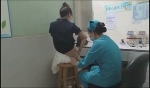 大神男扮女装假扮病人❤️潜入医院注射室偷拍护士给病人打针红衣牛仔短裙眼镜美女的屁股沟很性感无水印版 - 老宋论坛-老宋论坛