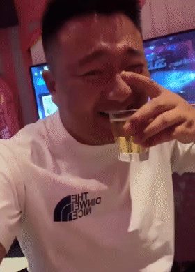 猎奇KTV狂欢夜！酒劲上头妹子醉眼朦胧 直接上演活春宫大戏 当众啪啪尺度炸裂！ 配图3