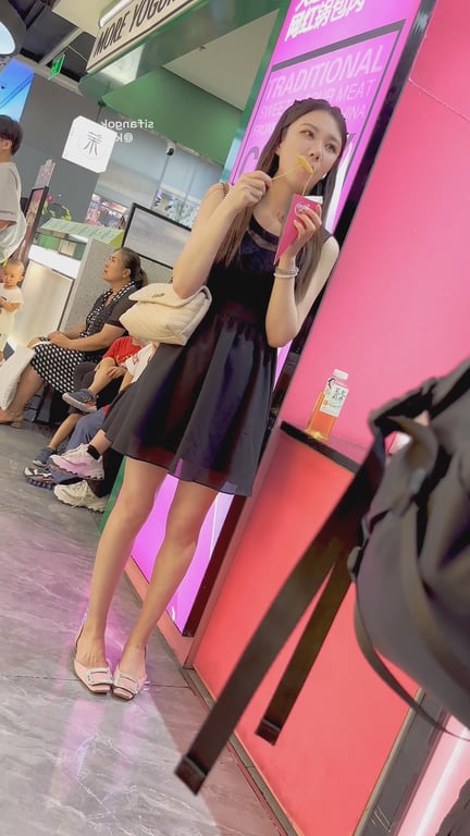 八月爆款【KFC】❤️极致偷窥！长裙风骚少妇街头独逛买小吃，半透蕾丝内内近距离前拍，无毛白虎粉鲍一览无余-老宋论坛