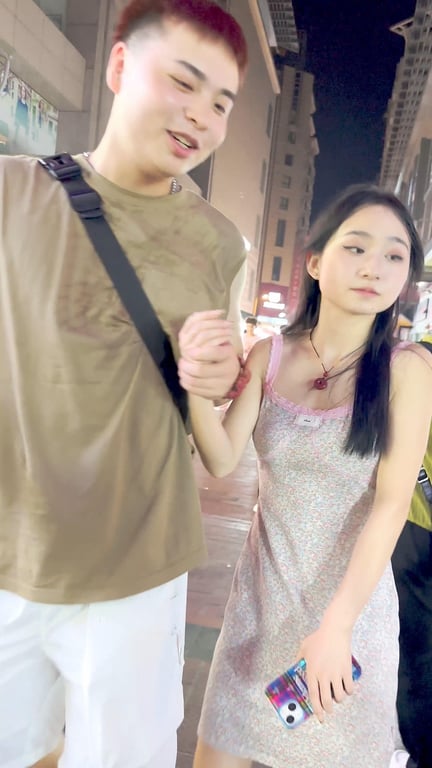 【KFC】长裙极品靓女深夜街头勾引男友❤️坐地化媚妆·脱高跟展肉丝美足·黑内内被前后猛攻CD - 老宋论坛-老宋论坛