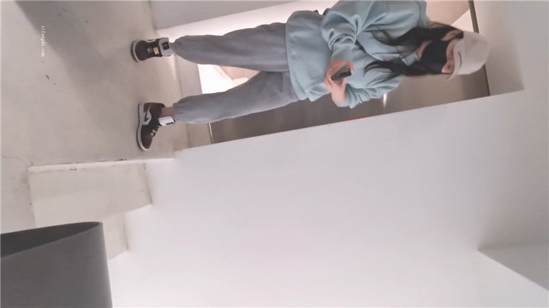 办公楼女厕全景偷拍几位美女同事人美BB也嫩 配图11