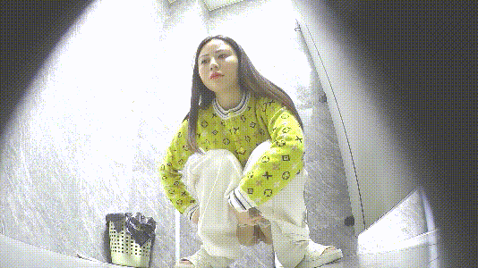 酒店餐厅女厕全景偷拍多位美女各种极品嫩鲍鱼 配图8