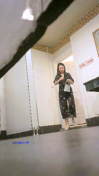 精品厕拍，坑神藏身女厕隔板缝连续偷拍多位美女小少妇方便，脸穴同框，有极品愃 配图9