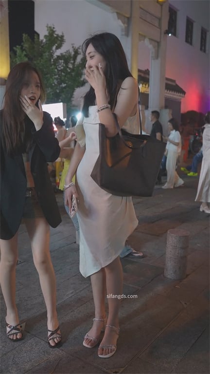 爆款推荐【商场抄底】极品模特女神颜值爆表身材犯规，短裙透视内裤骚到极致，那翘臀让 配图4
