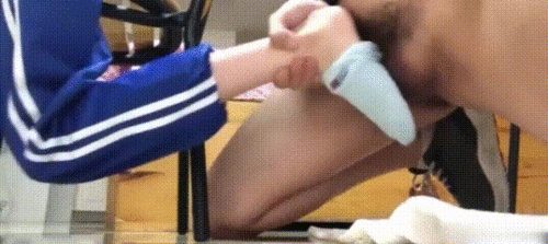 【SM调教】【素人足交】高三女生被迫脱下丝袜，用玉足夹住老师丑陋的欲望 配图3