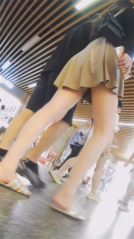 爆款推荐【街头极致抄底】极品少妇携龟奴公开调情，饱满骚穴白内超诱人，玉足高清特写 配图5