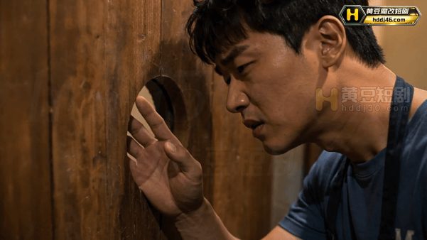 【AI短剧】《洞洞杂货铺》EP1-3  夜里，店后那面墙上的圆洞才会被用到 配图2
