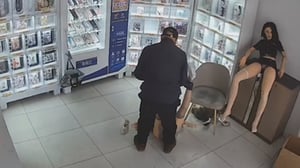 无人售卖情趣用品店监控偷拍❤️大爷买充气娃娃现场验货，不知道体验不好能不能退货-老宋论坛