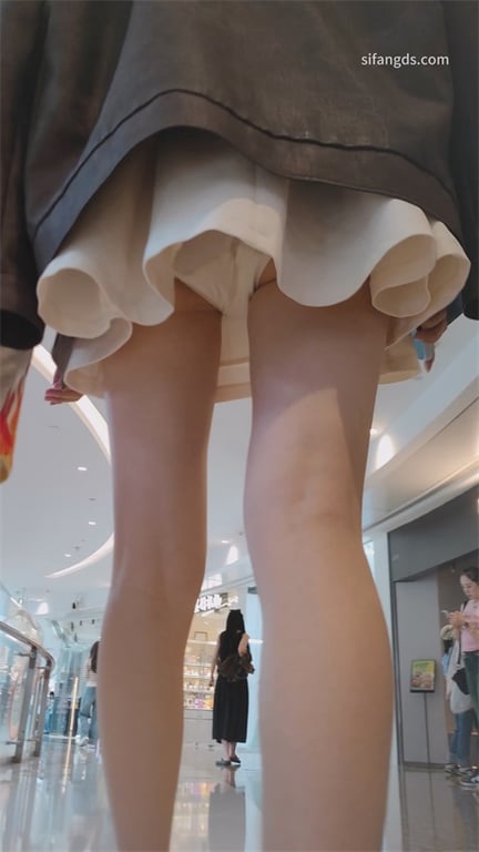 爆火推荐【商场抄底】龟男带小靓女逛街，玉足高清特写！小女友被猛插得浪叫连连、满足 配图5