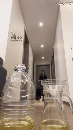 ㊙【SM调教】【松紫大大】歹徒兴奋拳酸奶裸足吸吮吊带咖丝高跟诱惑踩虐骑狗背人妖母 配图5