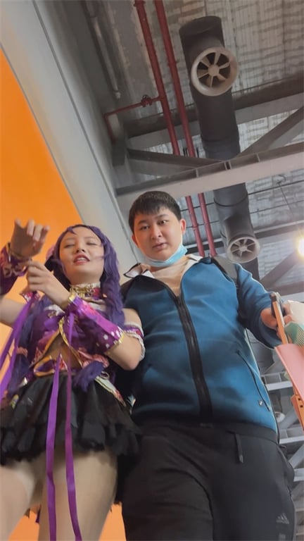 推荐【展会抄底】颜值嫩妹,裙子这么短,肉丝白内都露出来了,龟男似乎看到镜头了,就 配图8