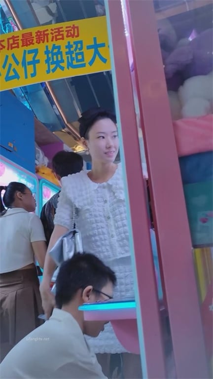 推荐【商场抄底】包臀裙脏内裤，味足，都是颜值靓女，龟男牵着逛街，狼友们欣赏骚逼内 配图5