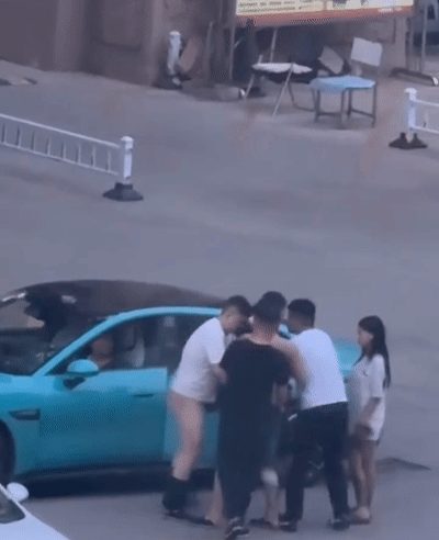 东营蓝色小米SU7男同野战视频完整版光天化日俩男在车头大战 后入翘臀猛怼狂干 完 配图4