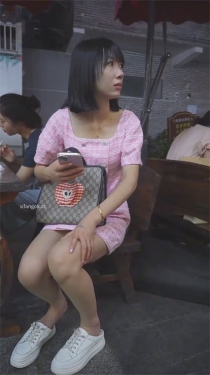爆款推荐【游乐场抄底】连衣裙少妇神似任素汐，白内裤骚到爆！黑丝Coser白嫩蜜桃 配图6