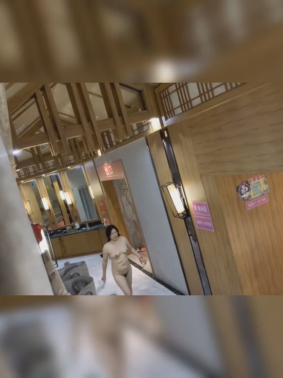国内某洗浴会所内部员工暗藏通风口偷拍更衣室浴客更衣裸体身材不错的带娃宝妈无水印原 配图8
