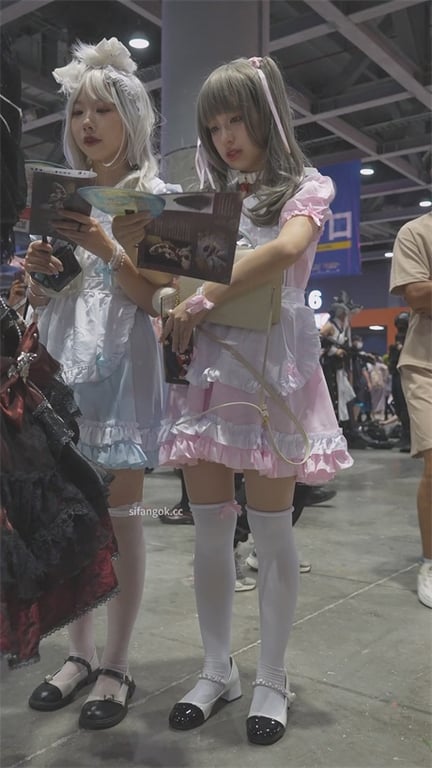 推荐【展会抄底】颜值嫩妹,肉丝白内还可以,玉足特写,似乎被发现了,腿夹得好紧1V 配图3