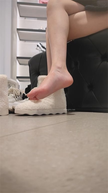 重磅推荐【商场捡漏】极品粉衣反差婊！清纯外表下真空骚穴玉足特写，龟男女友肥美蜜穴 配图4