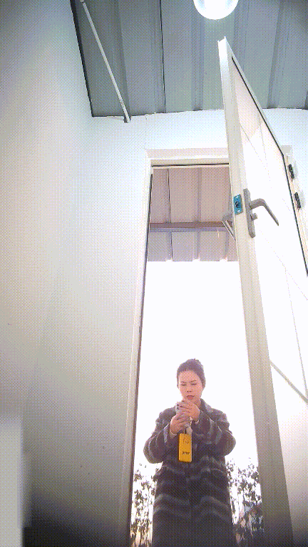 美女如云街边女公厕真实偷拍多位小姐姐方便，近景特写后位双洞清晰可见，同步露脸⑸ 配图2