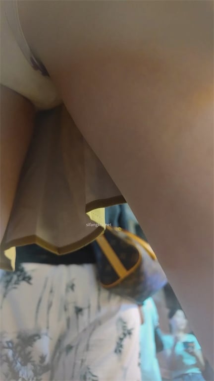 推荐【商场抄底】都是颜值靓女，阴户饱满，玉足特写，肉丝包臀裙，龟男在旁边也要拍5 配图12