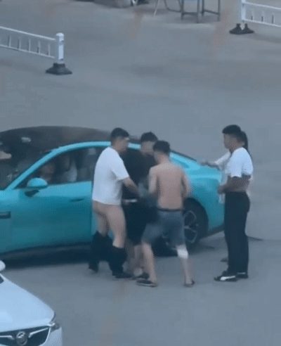 东营蓝色小米SU7男同野战视频完整版光天化日俩男在车头大战 后入翘臀猛怼狂干 完 配图3