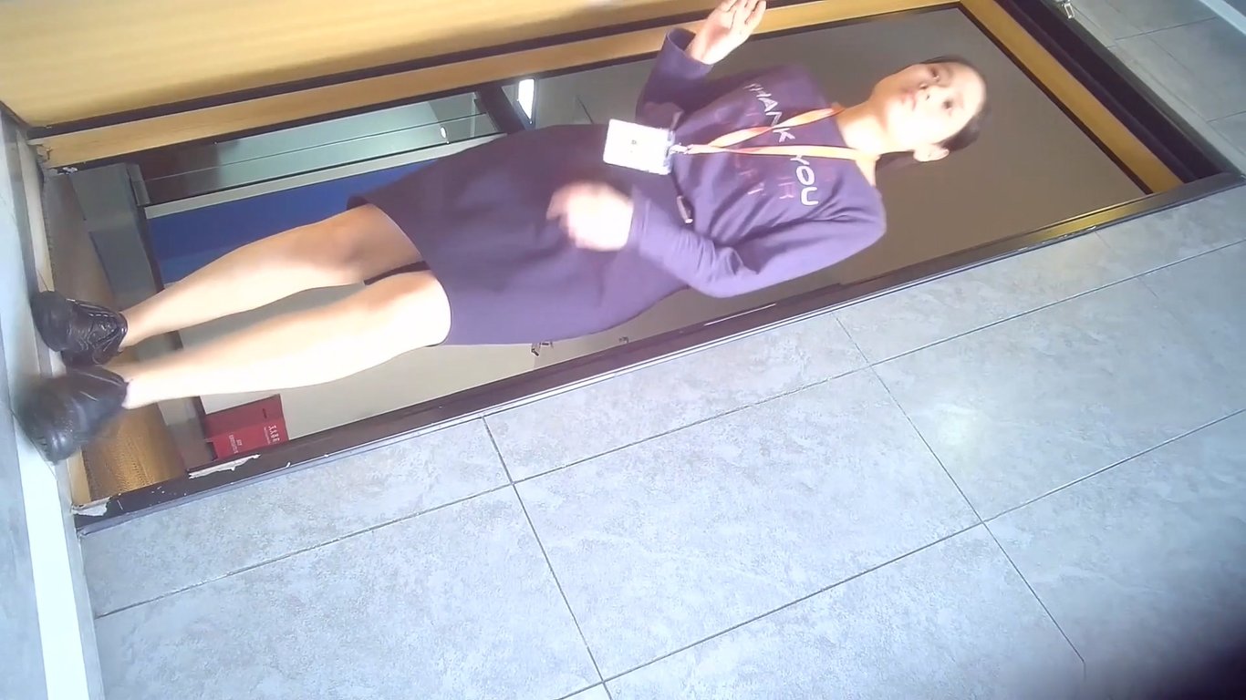 上班摸鱼女厕蹲守偷拍财务科女同事上厕所偷拍她尿尿高清无水印 配图1