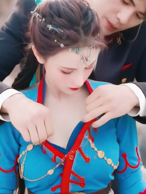 【AI脱衣】彭小苒《东宫》悲情女主横剑自刎曲小枫——摸奶篇（配乐版） 配图4