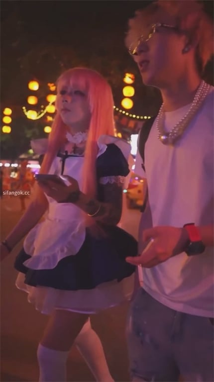 爆款推荐【游乐场抄底】连衣裙少妇神似任素汐，白内裤骚到爆！黑丝Coser白嫩蜜桃 配图12
