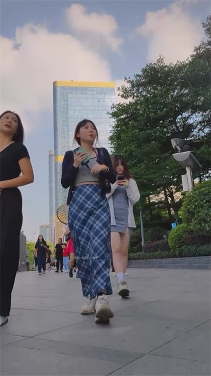 推荐【步行街抄底】泡泡群小靓女，高跟短裙，屁股紧实饱满，想把脸埋进去猛吸1V愃 配图9