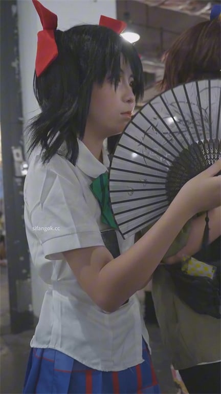 推荐【展会抄底】颜值嫩妹,短裙骚内,弯腰提穴把骆驼耻完美展示,看着就有性欲,想把 配图2