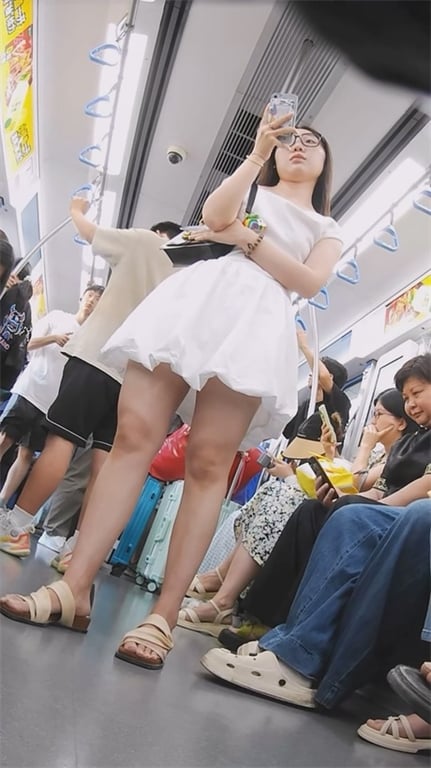 ❣️推荐❣️【地铁抄底】骚眼镜妹蓝内裤勾人，绅士视角饱满阴户近在眼前，小太妹白内裤也欲火焚身1V1 - 老宋论坛-老宋论坛