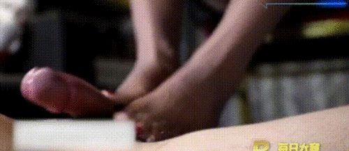 【SM调教】【薇薇姐】脚趾灵活夹住敏感龟头缓慢揉搓、视觉与感官双重爆爽！ 配图5