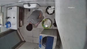 【木马原创】❤️偷拍高颜值短发厌世脸极品身材街舞老师洗澡-老宋论坛
