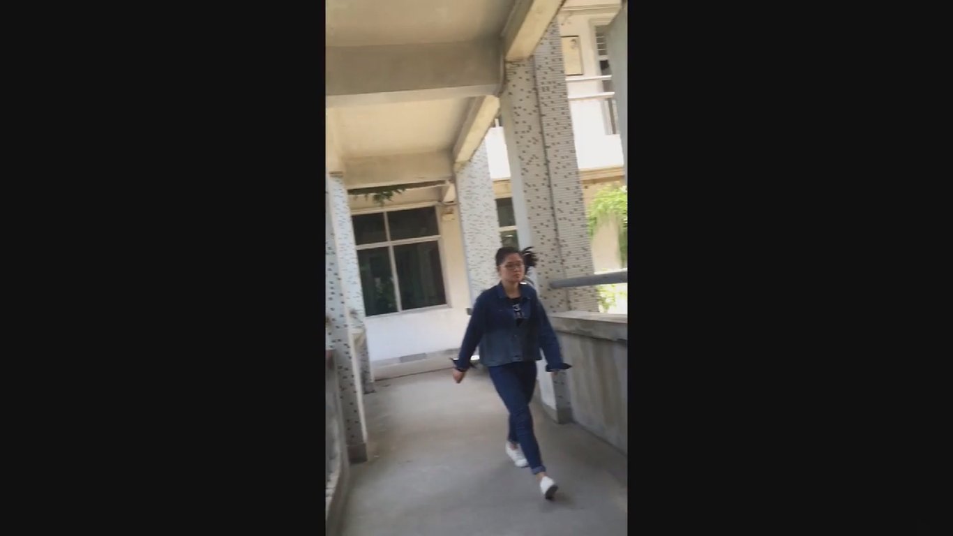 厕拍大神潜入湖南某师范学院教学楼女厕偷拍学妹尿尿高清无水印版 配图8