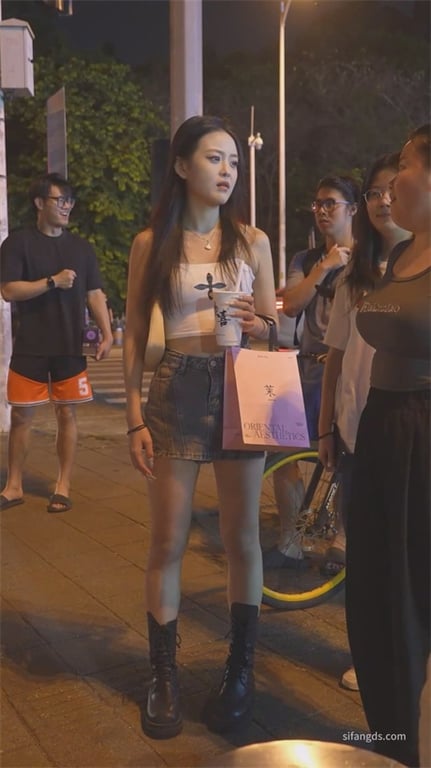 极致诱惑【街头抄底】清纯美少女下体发痒狂抠大腿根，少妇后妈裙下内裤紧夹骚逼欲火难 配图5