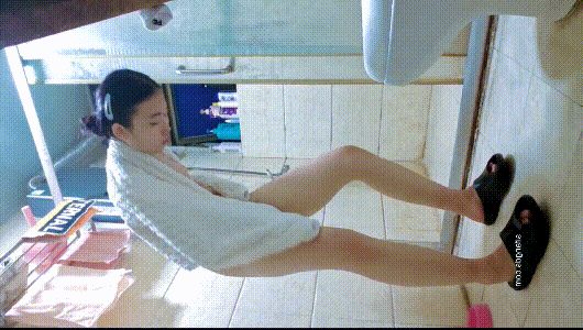 咸湿房东浴室暗藏摄像头偷拍美女租客洗澡换衣服 配图13