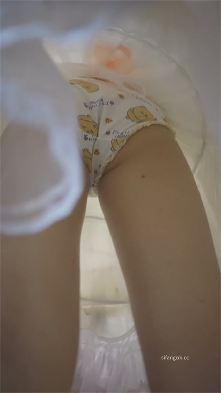 爆款推荐【展会偷窥】颜值爆表美少女，泡泡裙甜到爆，饱满阴户被卡通内裤死勒出清晰肉 配图6