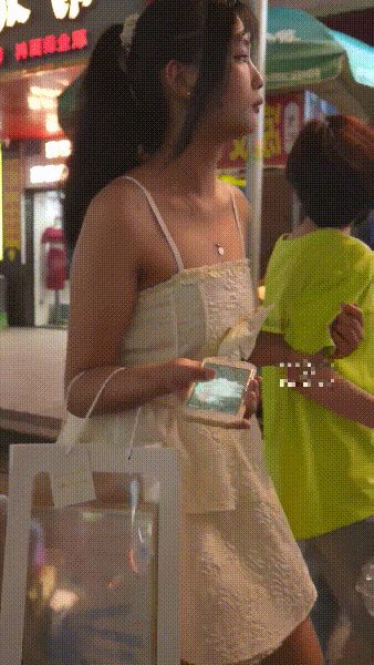 街头尾随偷窥吊带裙真空美女近距离直击一线粉嫩极品鲍鱼超诱人 配图13