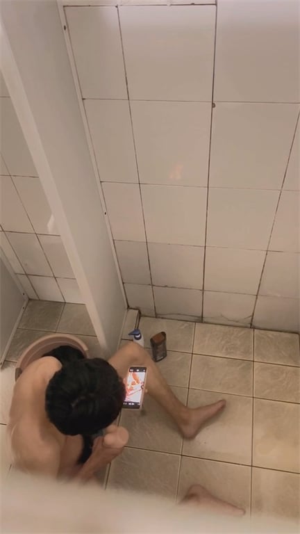 推荐浴室偷拍【大学男生自慰】讲究人，用硅胶娃娃撸管自慰，手机看片调情，射完娃娃扔 配图5