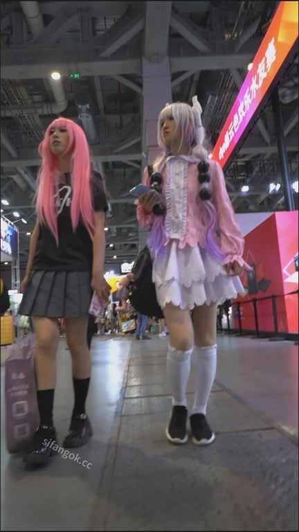爆款推荐【展会偷拍】绝美清纯女神玉足高清特写！白内裤竟写Fuck You，纯欲外 配图4