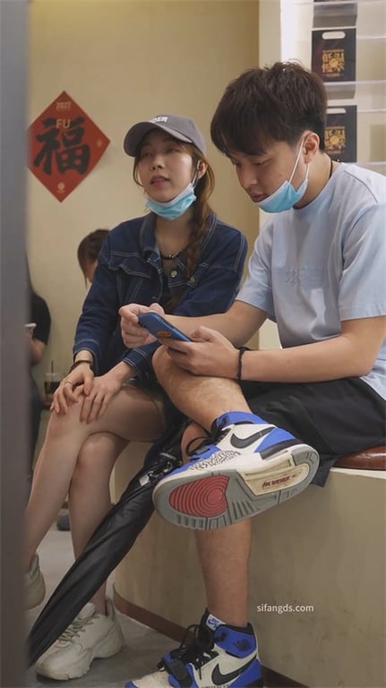 爆款推荐【商场偷窥】绝色长腿美女，蓝色蝴蝶内裤超撩，大腿根部白嫩水润1V诱惑 配图12