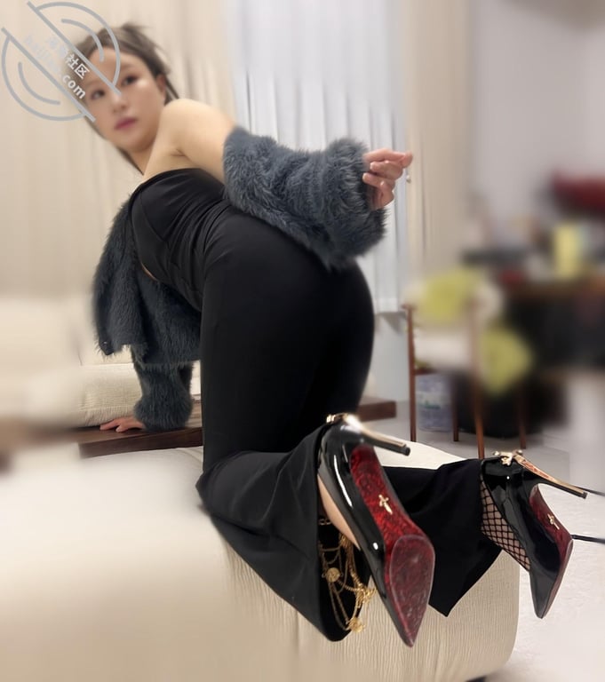 李老丝很丝网袜高跟鞋特写 贱狗宝宝们躺好妈妈踩鸡巴 - 老宋论坛-老宋论坛