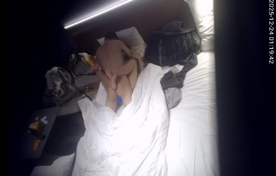 天眼酒店激情偷拍流出美脚少女被男友抱腿狂猛抽插粉嫩小穴 配图9
