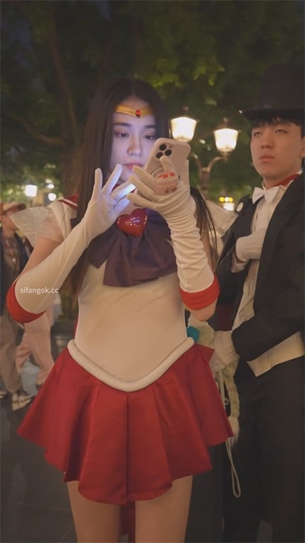 推荐【抄底美少女战士Coser】极品大长腿，裙子这么短不就是让人看吗，腿玩年，好 配图5