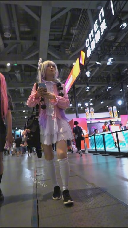 爆款推荐【展会偷拍】绝美清纯女神玉足高清特写！白内裤竟写Fuck You，纯欲外 配图3