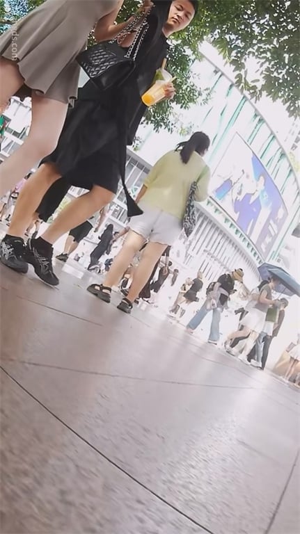 爆款推荐【街头极致抄底】极品少妇携龟奴公开调情，饱满骚穴白内超诱人，玉足高清特写 配图3